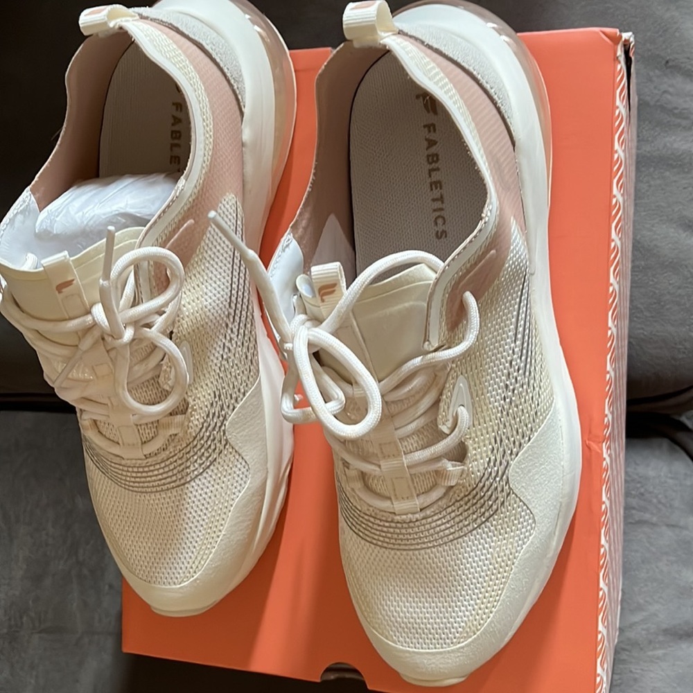 Fabletics Air Bottom Performance Sneaker Size 9.5 - image 2
